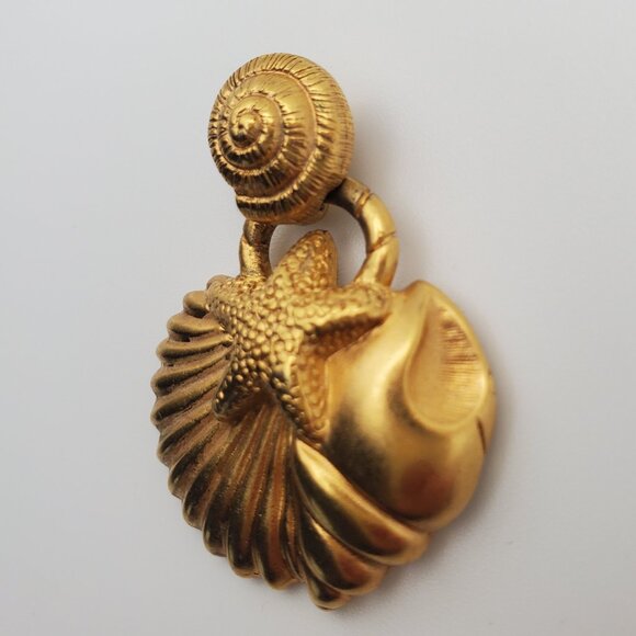 Seashells Gold Pendant Starfish Textured Ribbed 3D Matte Nautilus Gold Tone Gift - Picture 3 of 4